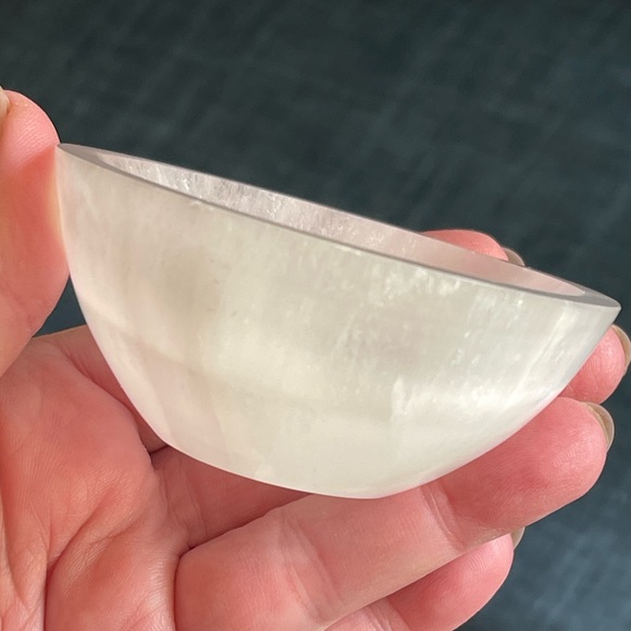 Genuine selenite hand carved bowl - Picture 3 of 12
